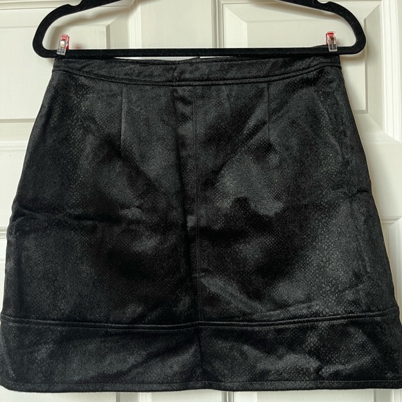 WYLDR black reptile texture Corduroy skirt - Picture 2 of 3